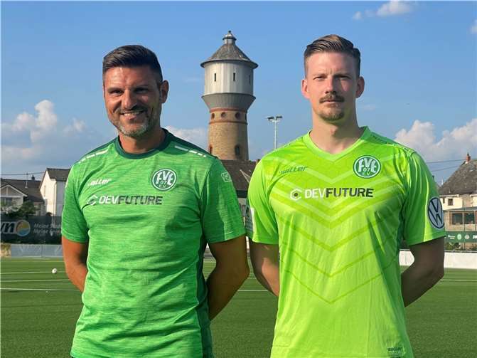 Coach Sascha Watzlawik (links) freut sich, dass Moritz Brato seine Defensive verstärkt.  Foto: FV Engers/Ulf Steffenfauseweh