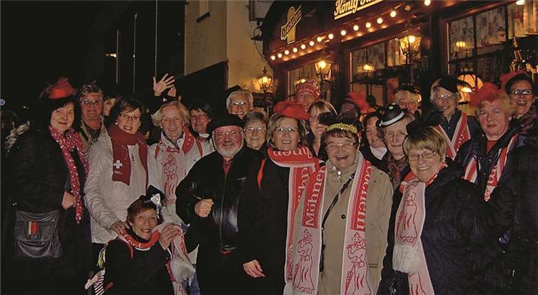 Cochem. Der 11.11. war für den Cochemer Möhnenverein ein etwas anderer und besonderer Start in die neue Session. Mit viel Wissen, Humor und so mancher Anekdote über das närrische Treiben während der 5. Jahreszeit führte Stadtführer Herbert Hilken die Möhnen durch ihre schöne Heimatstadt Cochem.privat