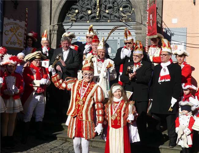 „Cochem Holau!“ Bei strahlendem Sonnenschein verlasen die neuen Machthaber ihre 11 närrischen Paragrafen zu aktuellen Themen.