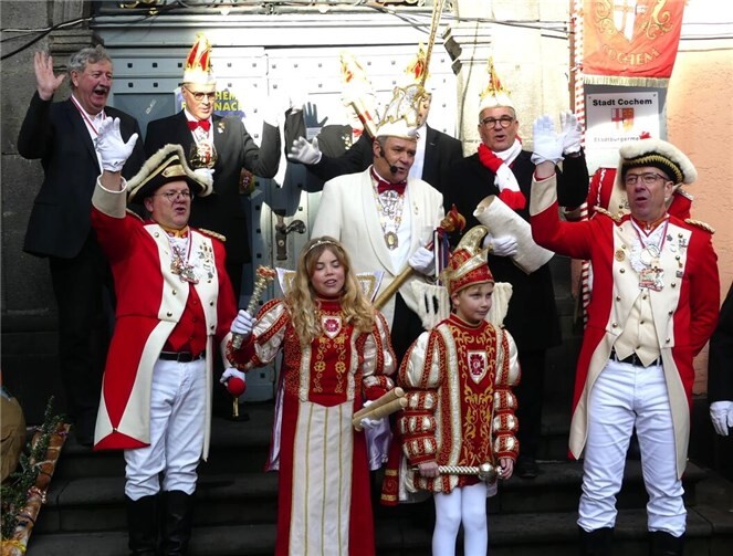 “Cochem Holau!” Die CKG-Jecken stürmten erfolgreich das Rathaus und übernahmen den Amtssitz von Stadtbürgermeister Walter Schmitz. Foto: TE