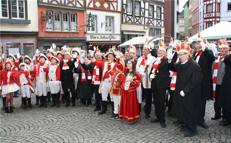 Cochem Holau. Zur Proklamation der neuen Session war der Marktplatz fest in Narrenhand.