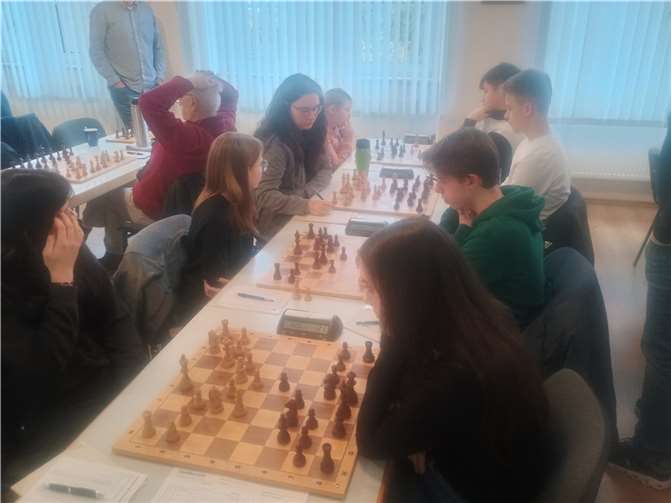 Cochem III (rechts) in der Besetzung Kim Anetsberger, Mattis Gerhartz, Alexander Eisfeld und Peter Sesterhenn im Duell gegen die SF Nickenich VI. Quelle: Schachclub Cochem 1973