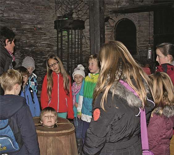 Cochem. In den letzten Tagen organisierten die Mitarbeiter der Volksbank in Cochem einen besonderen Nachmittag für die jungen Kunden. Man traf sich auf der Reichsburg Cochem zu einer speziellen Geisterführung. Im Dialog mit den kleinen Rittern und Burgfräulein wurde das mittelalterliche Leben im historischen Gemäuer vermittelt und erlebt. Zum Abschluss konnten sich alle Kinder in der Geschäftsstelle mit Pizza und Getränken stärken und im lebhaften Dialog den Nachmittag Revue passieren lassen.  Privat