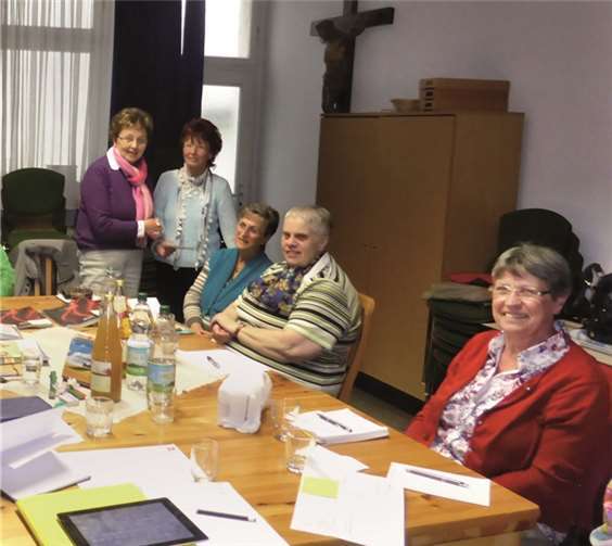 Cochem. Vertreterinnen der KFD St. Martin Cochem und des SKF Cochem bei der Übergabe einer Spende von 500 Euro aus dem Erlös des diesjährigen Frauenkaffees. Die Spende wird dem Treffpunkt Deutsch des SKF Cochem zugute kommen.privat