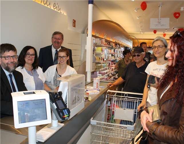 Cochems Bürgermeister Walter Schmitz und Wolfgang Lambertz betätigten sich als Aushilfskassierer für den guten Zweck.
