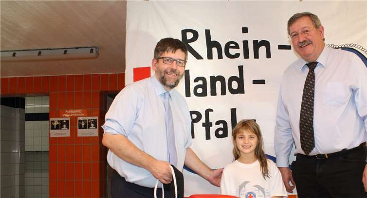 Cochems Bürgermeister Wolfgang Lambertz und Walter Schmitz konnten mit Viktoria Lotz ein neues Mitglied der heimischen DRK-Wasserwacht begrüßen.