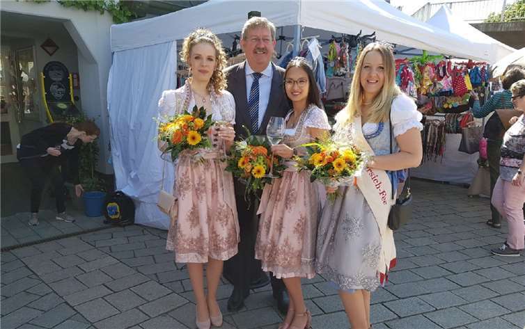 Cochems Majestäten eröffneten zusammen mit Bürgermeister Walter Schmitz den traditionellen Kunst- und Handwerkermarkt. te