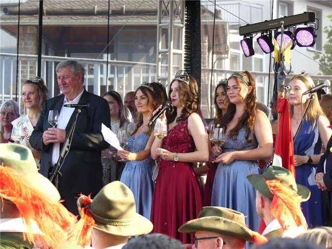 Traditionelle Moselweinwoche in Cochem lockte viele Hundert Besucher Cochems Weinkönigin Viktoria hieß die bekennenden Weinfreunde von nah und fern erneut herzlich willkommen.