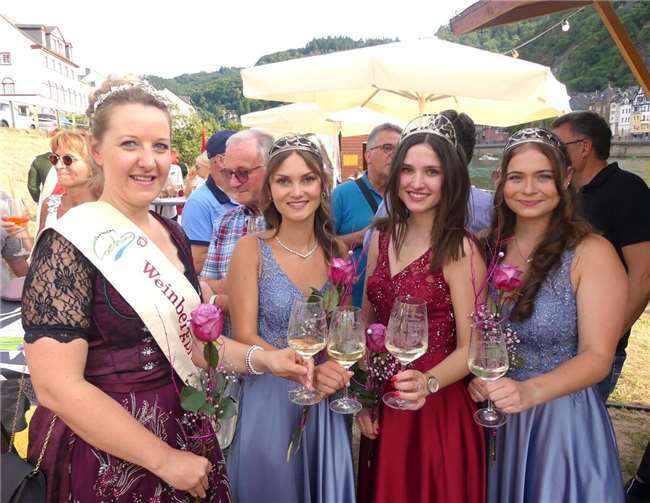 Cochems Weinmajestäten eröffneten im Beisein von Pfirsichblütenfee Annabell das Weinlagenfest im Stadtteil Cond. Fotos: TE
