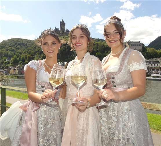 Cochems Weinmajestäten mit Königin Viktoria und den Prinzessinnen Johanna und Alicia begrüßten die Gäste zum Heimat- & Weinfest.
