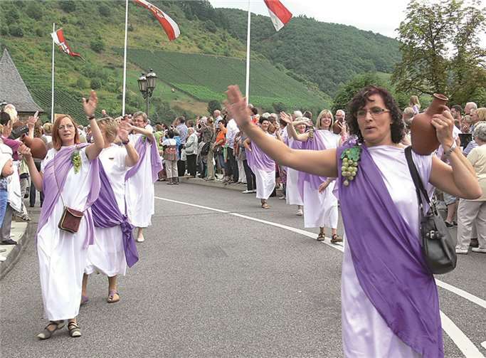 Cochems Weinrömerinnen führten den Festwein in handlichen Amphoren mit sich.