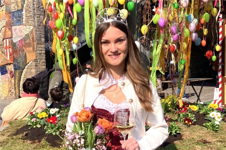 Cochems amtierende Weinkönigin Alicia strahlte mit der Sonne um die Wette, als sie die Besucher zum Oster- & Frühlingsmarkt willkommen hieß.