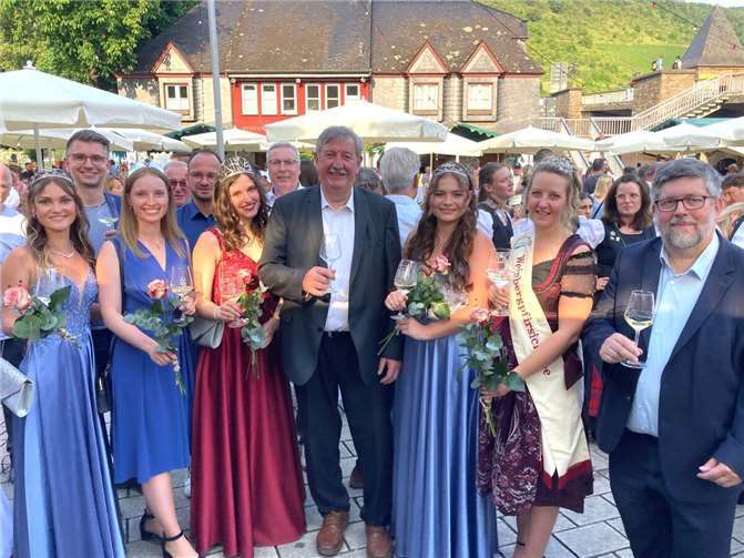 Traditionelle Moselweinwoche in Cochem lockte viele Hundert Besucher Cochems amtierende Weinmajestäten eröffneten zusammen mit Moselweinkönigin Anna die beliebte Veranstaltung.