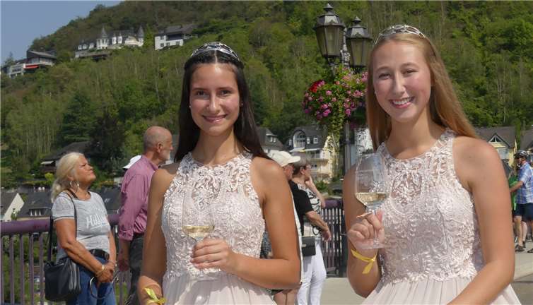 Cochems neue Weinprinzessinnen Gina und Lorenagrüßen das weinfröhliche Volk.