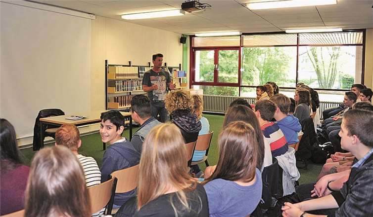 Colin Bell referiert über das Thema „Fairness und Respekt“. RÜ