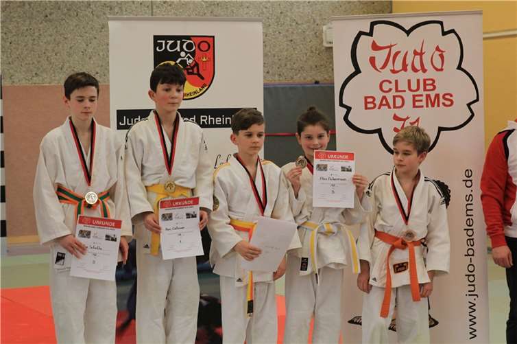 Colin Ihrlich und Alex Ackermann mit der Bronzemedaille. Quellen: SV Urmitz