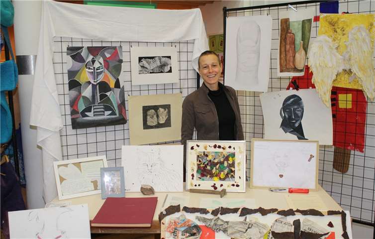 Collagen und Zeichnungen und Malerei zogen andiesem Stand die Aufmerksamkeit der Besucher auf sich.