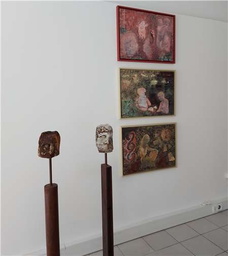 Collagen von Doris Ohm, Skulpturen Von Margret Zimpel und Manuela Damian.Fotos: privat