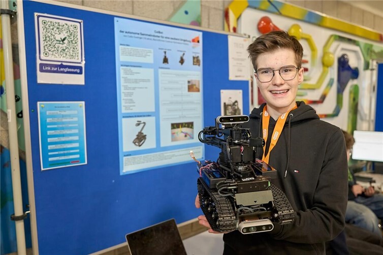 Collin Esslinger hat einen Roboter programmiert, der Objekte aufnehmen und wegräumen kann. Damit gewann er den Landeswettbewerb.