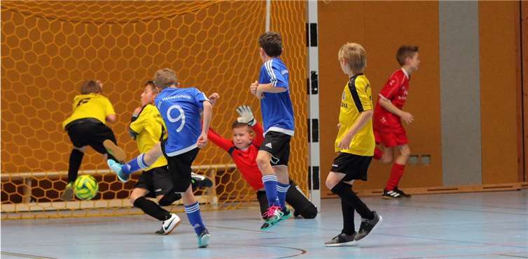 Collin Mazocha beim Torschuss gegen den SC Sinzig. Christoph Gross