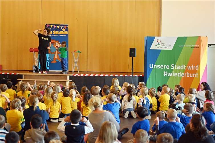 Comedy-Zauberer Tim Salabim begeistert Vorschulkinder in der Landskroner Festhalle.  Foto: Hans-Jürgen Vollrath