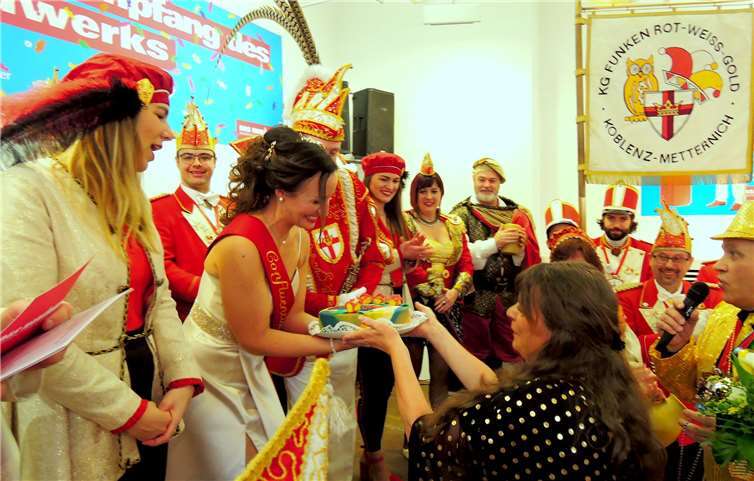 Confluentia Kim freut sich über die prächtige Torte aus dem Hause Handwerkskammer.