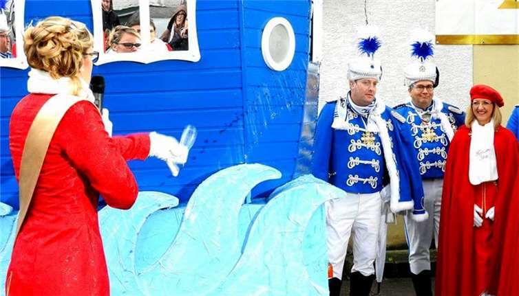 Confluentia Melina tauft den neuen Komiteewagen der Husaren auf den Namen „Treuer Helmut“. privat