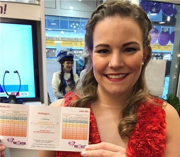 Confluentia Rebecca hat ihren Hörtest erfolgreich bestanden und zeigt stolz ihren Hör-Pass.