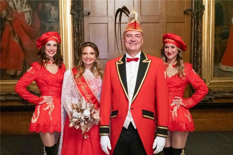 Confluentia Ricarda (Ricarda Kiefer) und Prinz Olli ( Oliver Schröder), mit den Pagen Linda (Linda Apostel) und Laura ( Laura Michels). Fotos: SCH