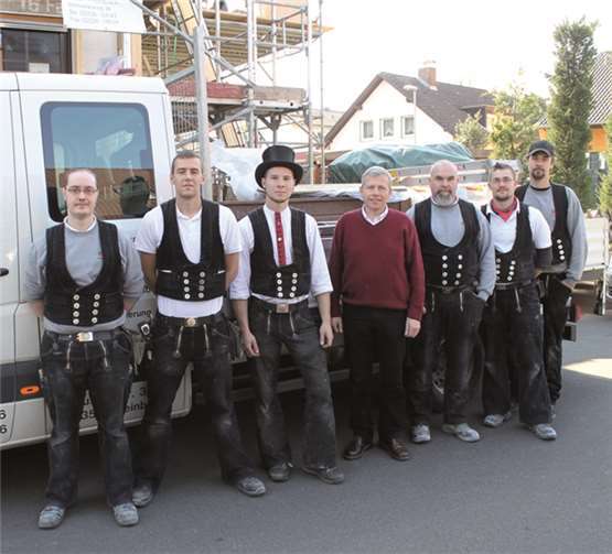 Conner Rohde (3. v. l. mit Zylinder) inmitten seiner Kollegen. WP