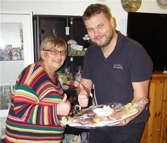 Conny Daub aus Thür wurde für die 100. Blutspende vom Vorsitzenden Andy Paulissen geehrt. Foto: DRK-OV-Mendig