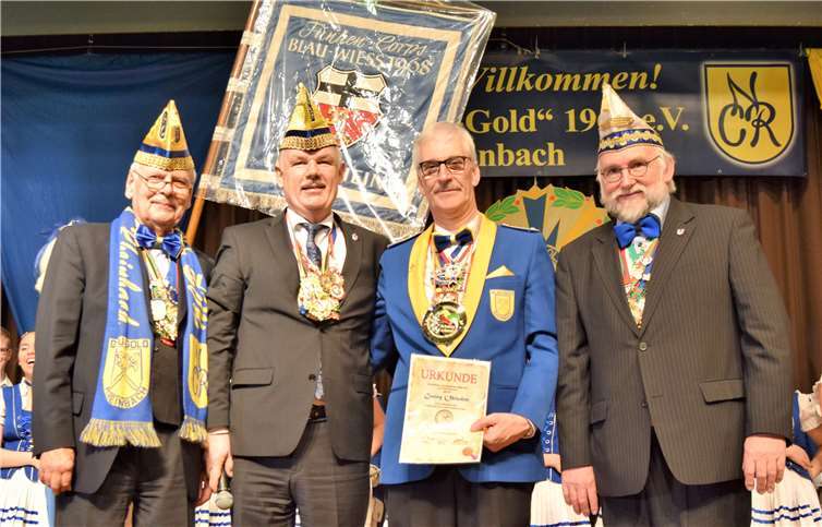 Conny Obladen (2. v. r.) vom gastgebenden NCR konnte sich über einen Bürgermeisterorden aus den Händen von Claus Wehage (v. l.), Stefan Raetz und Kalle Kerstholt freuen.