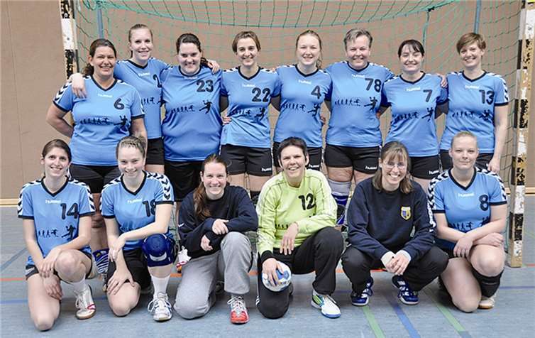 Conny Reitz (stehend, 3. v. r.) trat am vergangenen Samstag noch einmal im Kreis ihrer Mannschaftskameradinnen an. AB