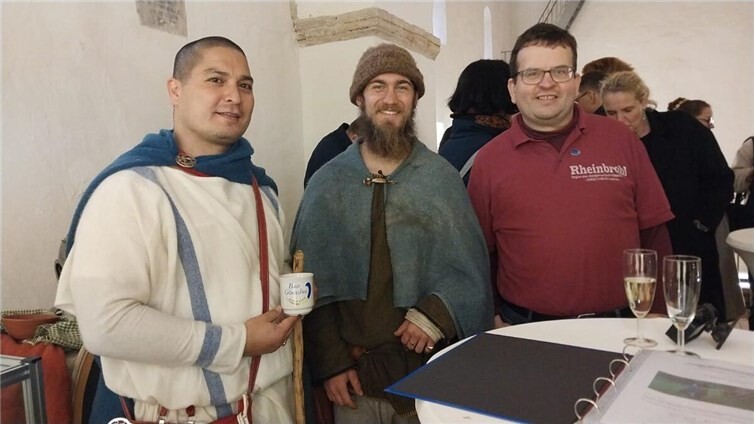 Weltrekord-Zieleinlauf: Der Limes - eine Grenze, die verbindet Conrad Lunar (li./Neuwied) und Andreas Kossmann (re./Rheinbrohl/Homburg) mit dem am Ziel angekommenen Finnian Garvey. Foto: Corinna Hutzler