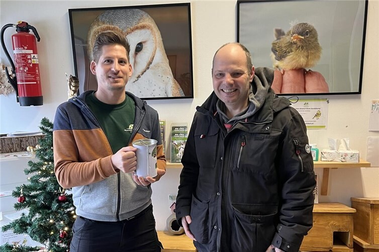 Constantin Wagner von der Wildvogelpflegestation Kirchwald erhält die Spende vom Vorsitzenden der FWG Zepp, Stefan Zepp.Foto: privat