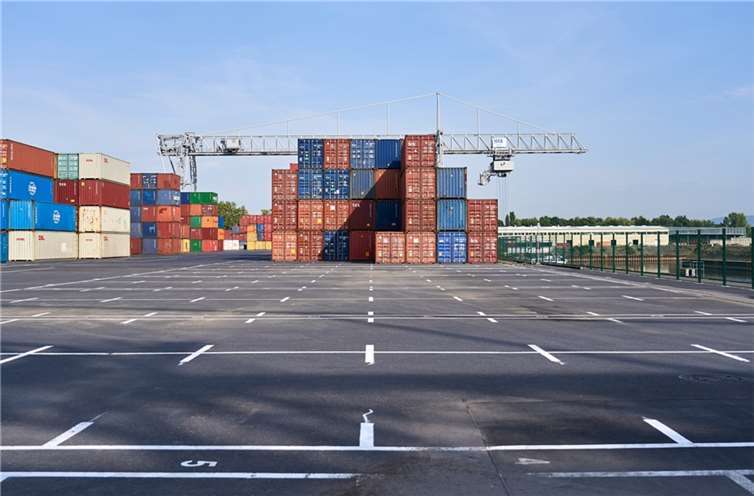 Container im Koblenzer Hafen.  Foto: Sascha Ditscher