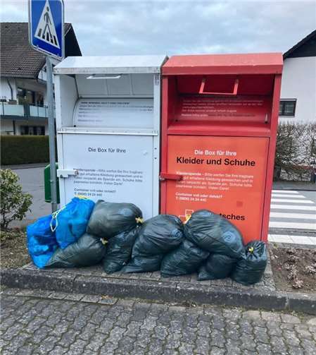 Container leer und Säcke davor: so sollte es nicht gemacht werden. Foto: privat