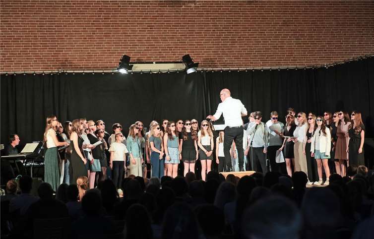 Cooler Chor mit Sonnenbrille.  Foto: Werner Dreschers