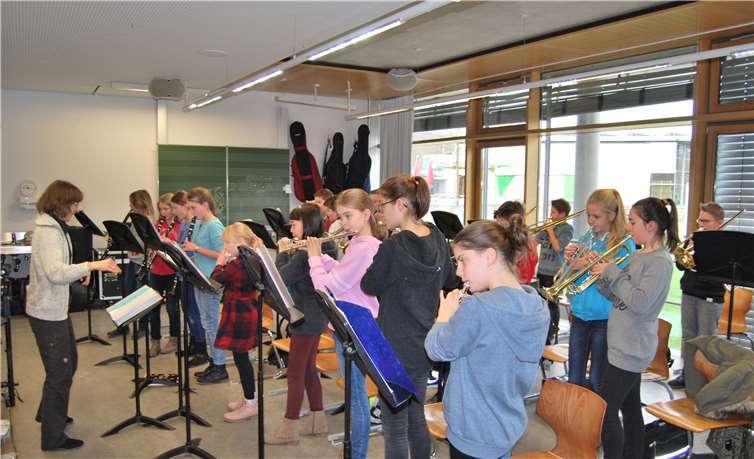 Cora Klünenberg musiziert mit ihrer Bläserklasse.