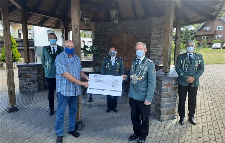 „Coranagemäß“ wurde der Scheck übergeben (v.l.n.r.): Eric Hidien (Vertreter der Jungschützen), Bernd Neitzert (1. Vorsitzender Koblenzer Tafel), Jörg Bender (1. Brudermeister), Peter Föhr (Bezirkskönig Bezirksbund Maifeld), Thomas Leberig (Jungschützenmeister). Foto: privat
