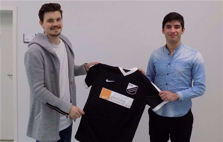 Corbinian Ebner (l.) überreichte einen neuen Satz Trikots. privat