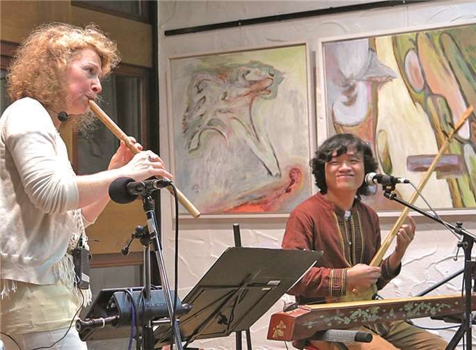 Cordelia Loosen-Sarr mit einer nepalesischen Bambusflöte im Duo mit Ngo Hong Quang auf dem Dan Ting. Gemeinde Wachtberg/mm