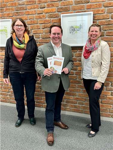 Netzwerk Inklusion Mayen-Koblenz präsentiert neuen Wegweiser im Kreishaus Cordula Rohde (links) und Gabriele Schmid vom Netzwerk Inklusion Mayen-Koblenz überreichten den Wegweiser zum Thema Inklusion an den Ersten Kreisbeigeordneten Pascal Badziong. Foto: Kreisverwaltung Mayen-Koblenz
