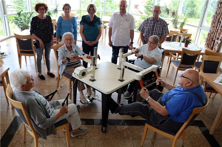 Cordula Simmons (hinten in der Mitte) von der Else Schütz Stiftung überzeugte sich davon, wie nützlich der „Plaudertisch“ für den Einsatz im Seniorenzentrum Ignatius-Lötschert-Haus ist.Foto:Uli Schmidt
