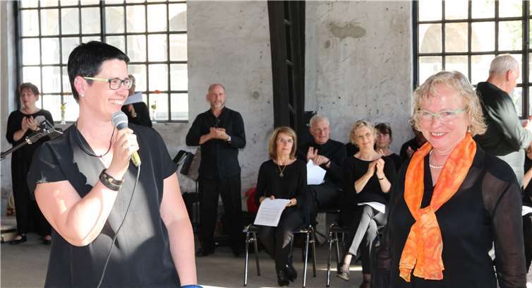 Corina Supper-Münzer ehrt die langjährige Vorsitzendedes Mandolinenorchester Sessenbach, Lucia Zinndorf.