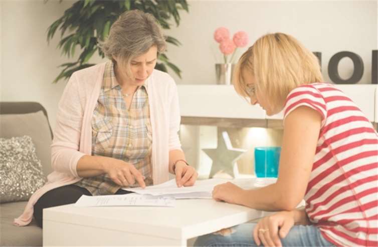 Corinna Bell im Beratungsgespräch. Bunter Kreis Rheinland