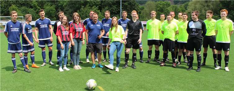 Corinna Gilles mit perfekter Schusshaltung beim Anstoß - links das spätere Siegerteam der Baache.Fotos: wite