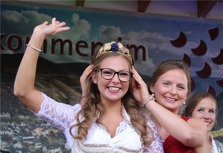 Corinna Gilles (rechts) überreicht die Krone an ihre Nachfolgerin Linda Trarbach.Fotos: DU