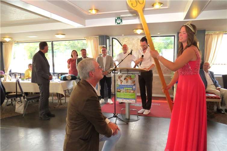 Corinna I. schlägt Sascha Monschauer zum Ritter der „Culinarischen Tafelrunde“. Foto: AKR