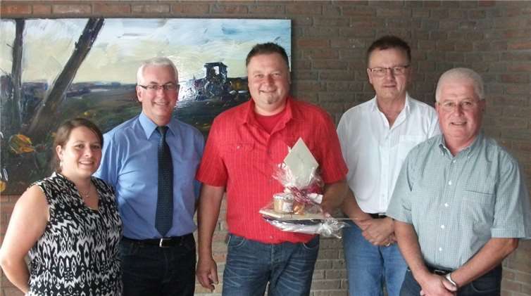 Corinna Kau als Sprecherin der Betriebsgemeinschaft (v.l.), Bürgermeister Volker Mendel, Oliver Leicher, Büroleiter Wolfgang Müller und Werkleiter Eckhard Gönner.privat